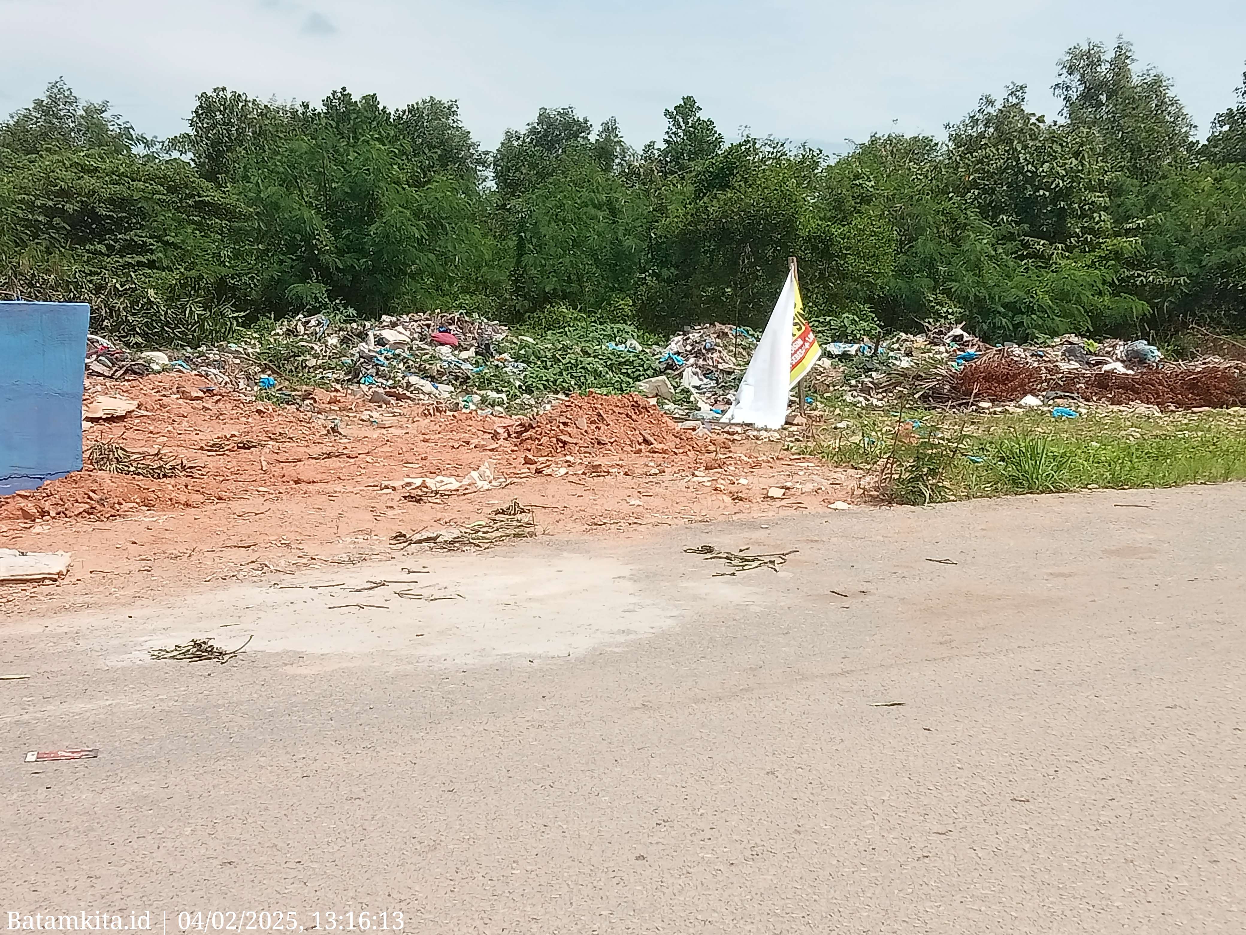 Gambar Sampah menumpuk di dekat perumahan asri