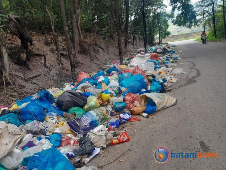 Gambar Sampah Menumpuk di pinggir jalan dekat SMAN 3 Batam