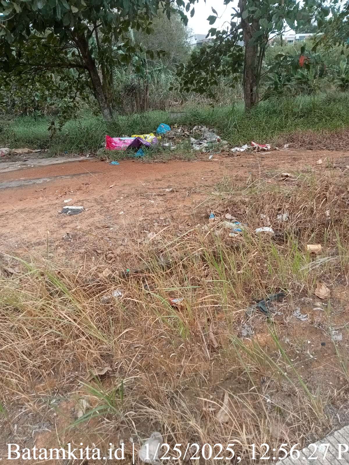Gambar Sampah menumpuk di pinggir jalan dekat Rs. Bayangkara