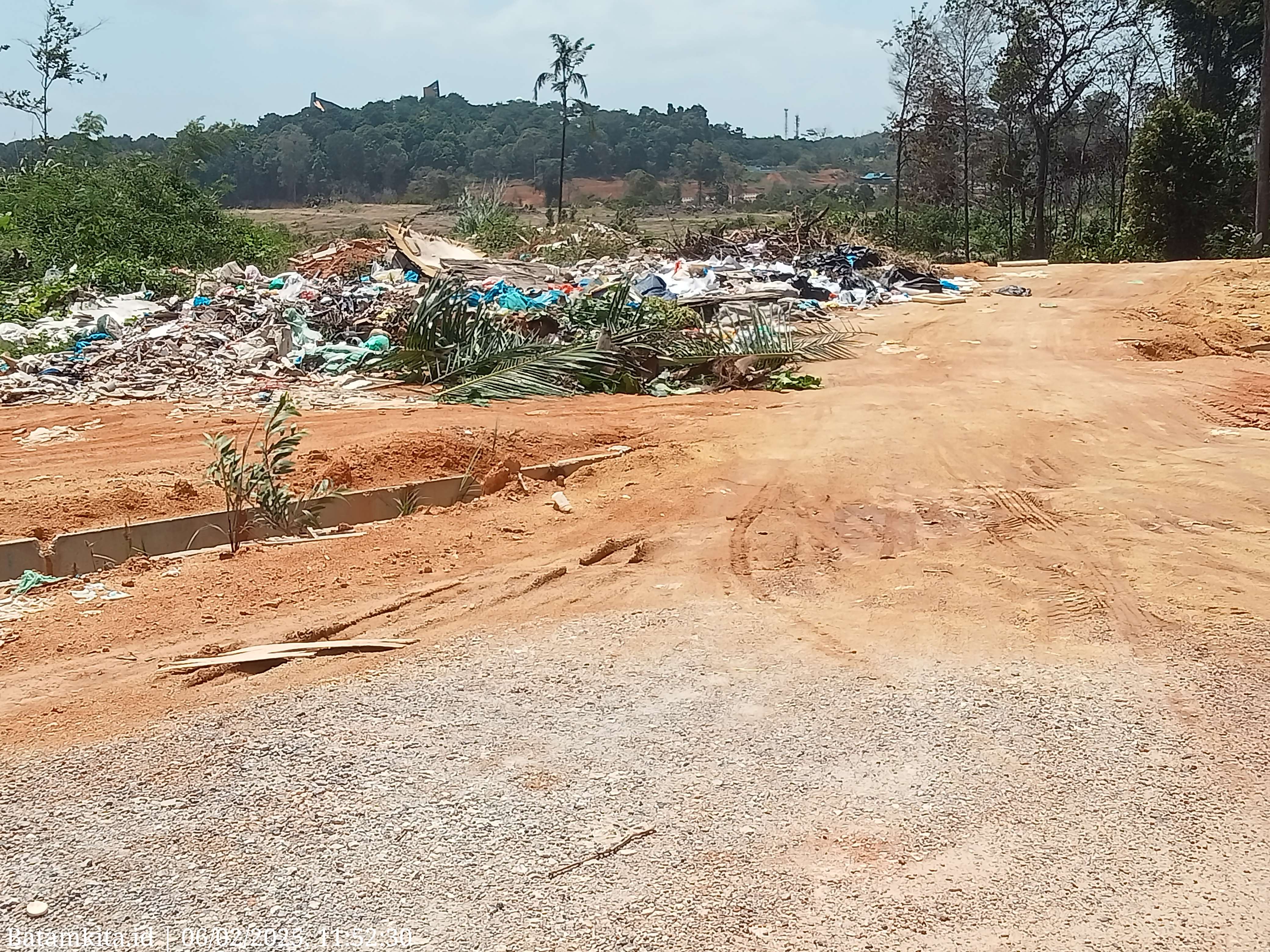 Gambar Sampah menumpuk di pinggir jalan dekat bandara