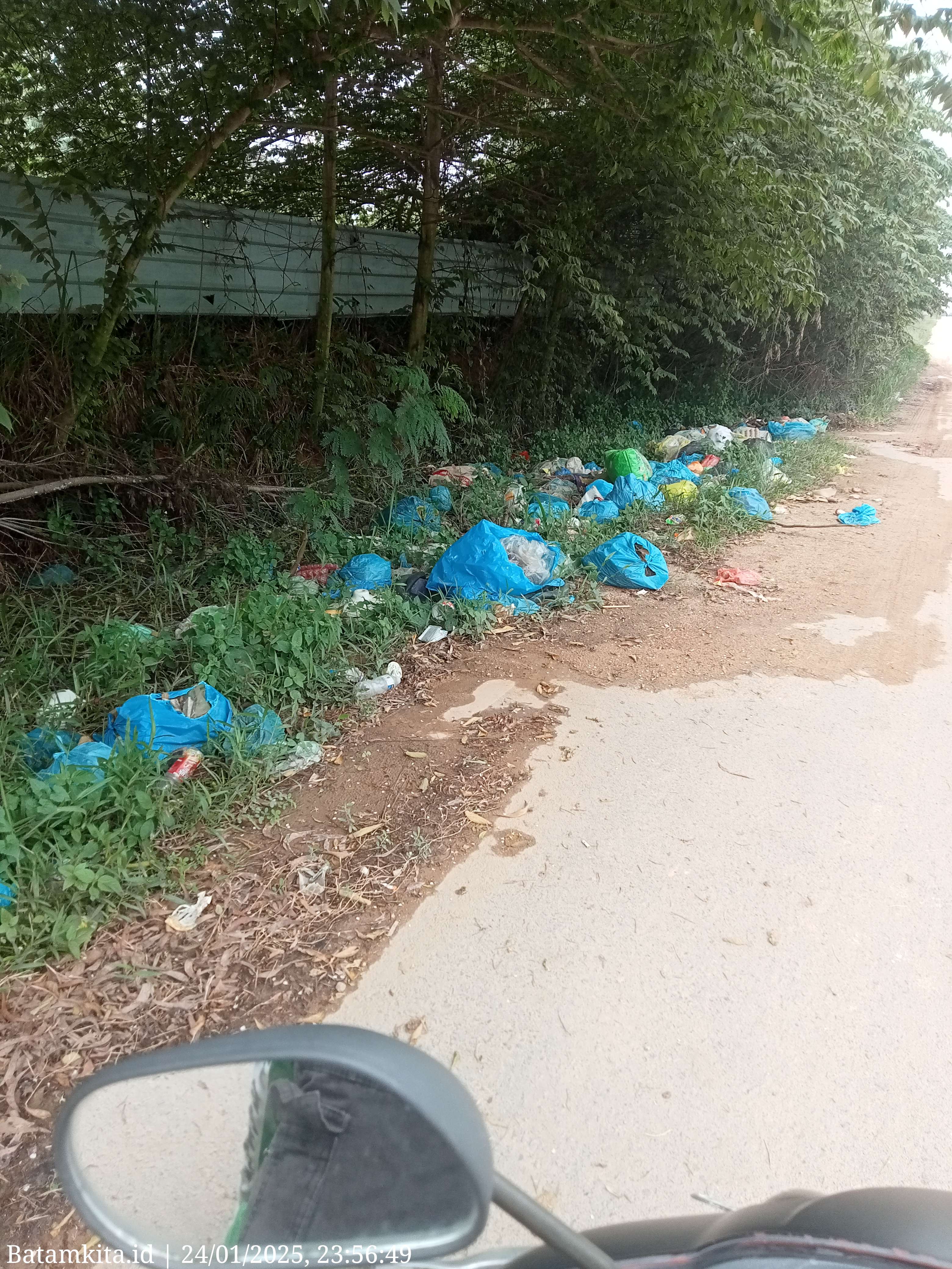 Gambar Sampah menumpuk di pinggir jalan dekat perumahan wahana