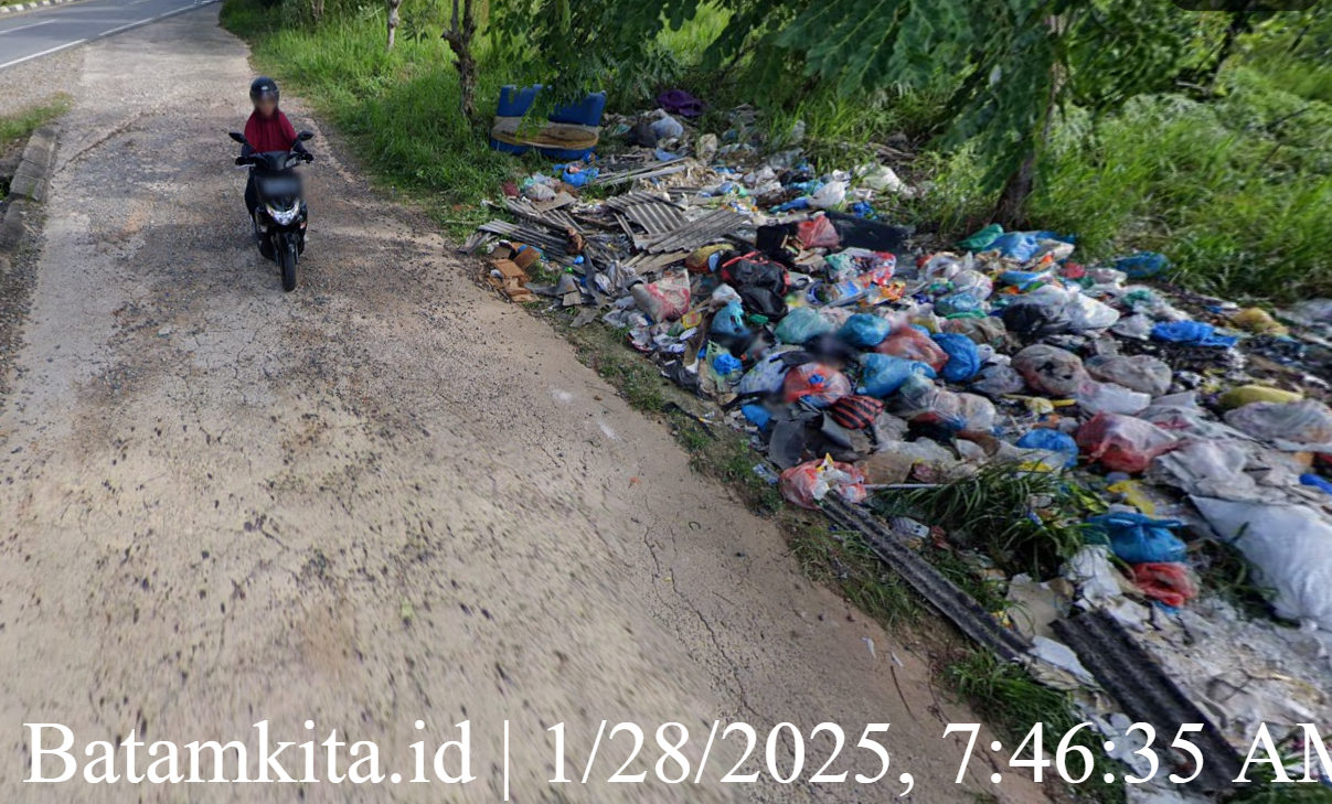 Gambar Sampah Menumpuk di pinggir jalan dekat perumahan Modena Regency