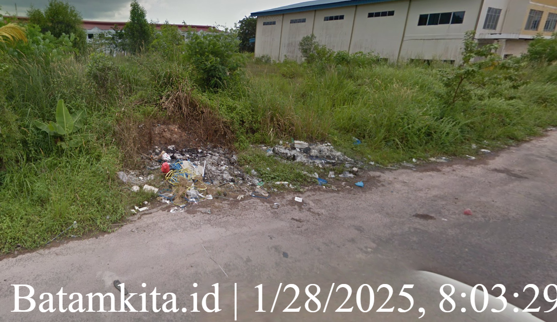 Gambar Sampah Menumpuk di pinggir jalan dekat Pergudangan